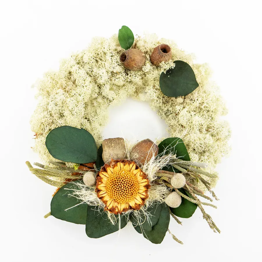 Islandmooskranz mit Naturmaterialien und gelber Blüte aus dem Horn-Grün-Sortiment